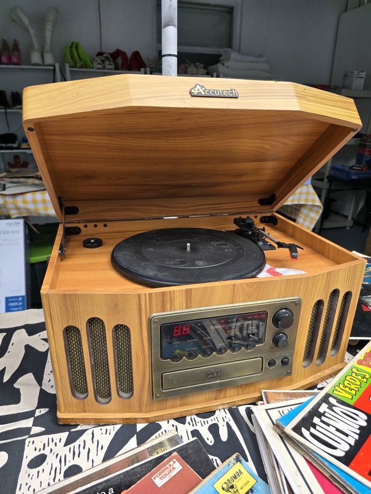VENDO TOCADISCOS CON LP DE MUSICA VARIADA DE LOS 60S