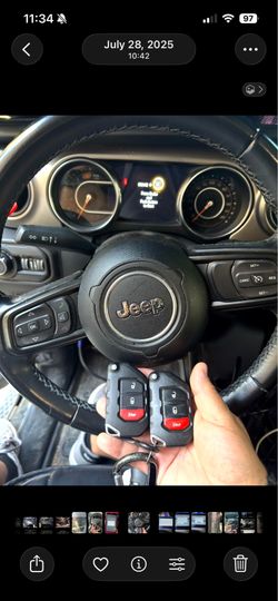 Car keys/ llaves de carro/ auto keys