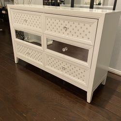 CUTE 6-DRAWER WHITE DRESSER 