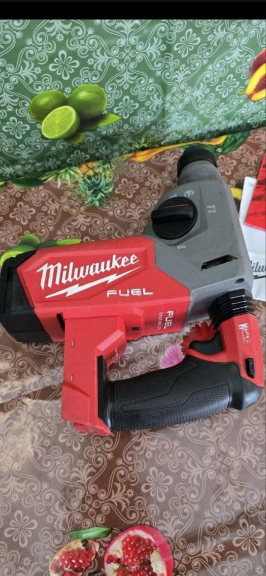 Milwaukee
M18 FUEL 18V Lithium-Ion Brushless Cordless 1 in. SDS-Plus Rotary Hammer (Tool-Only)