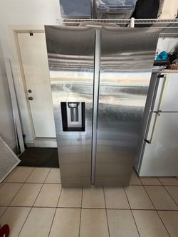 SAMSUNG REFRIGERATOR
