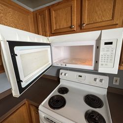 White Used Electric Stove (Clean) Frigidaire