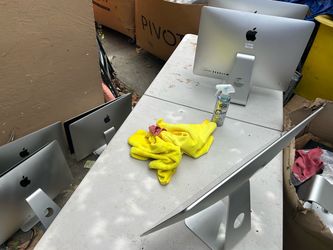 17 Apple monitors