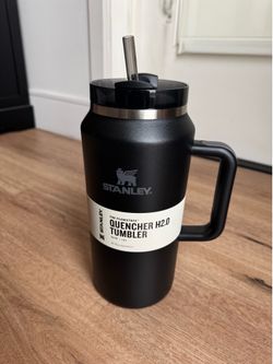 Stanley Flowstate Quencher H2.0 64oz Insulated Tumbler Black Handle Lid Straw