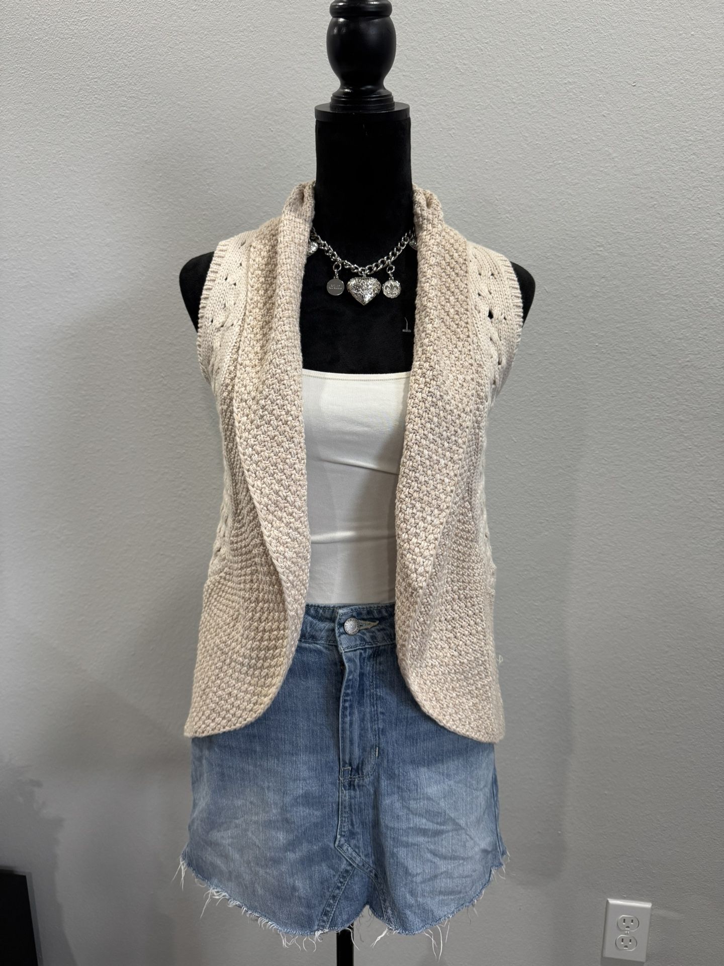 Women Knitted Vest Size M $10