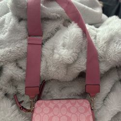 Pink lovers — this one’s for you 💕 Pickup in Tracy!  Pretty Pink Coach crossover bag