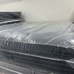 KING SIZE SIMMONS BEAUTYREST BLACK K-CLASS (PLUSH) PILLOW TOP MATTRESS & BOX SPRINGS BED SET