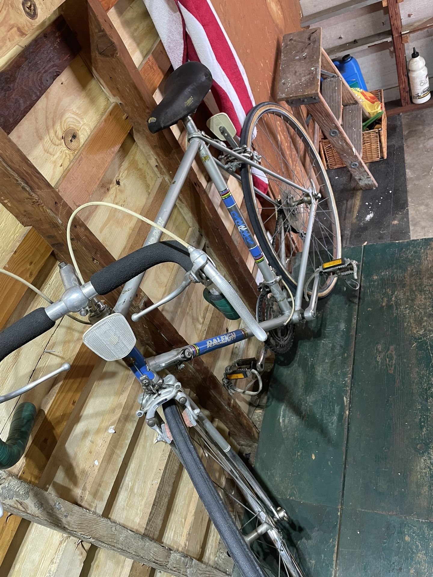 vintage Raleigh road bicycle with an Avocet saddle.