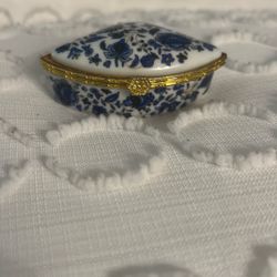 Gorgeous, Oriental Porcelain Trinket 💙🤍