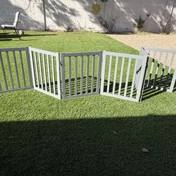 Foldable wooden dog gate