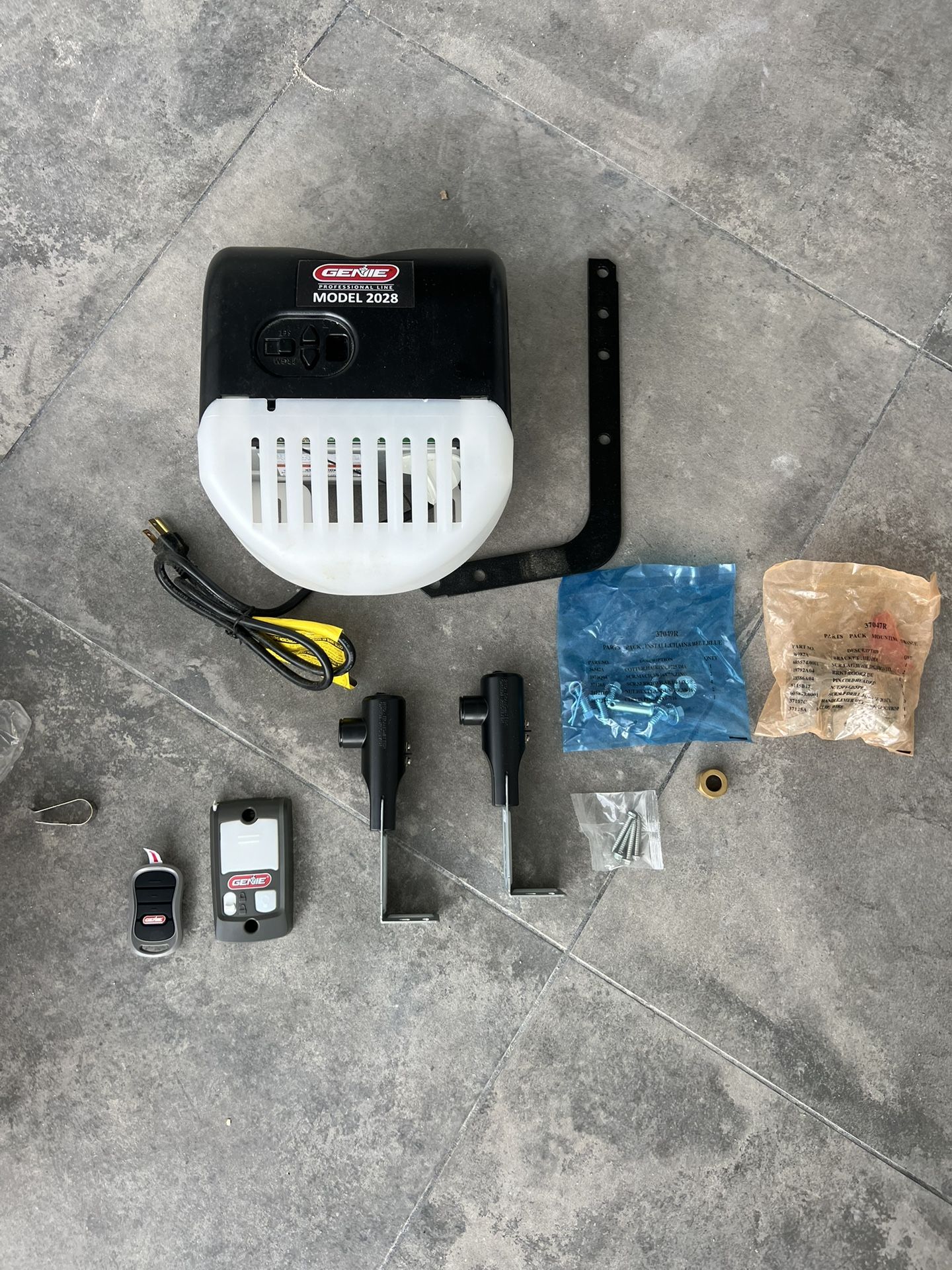Genie ReliaG 850 Model 2028 DC Belt Drive Garage Door Opener 2 Remotes & Keypad