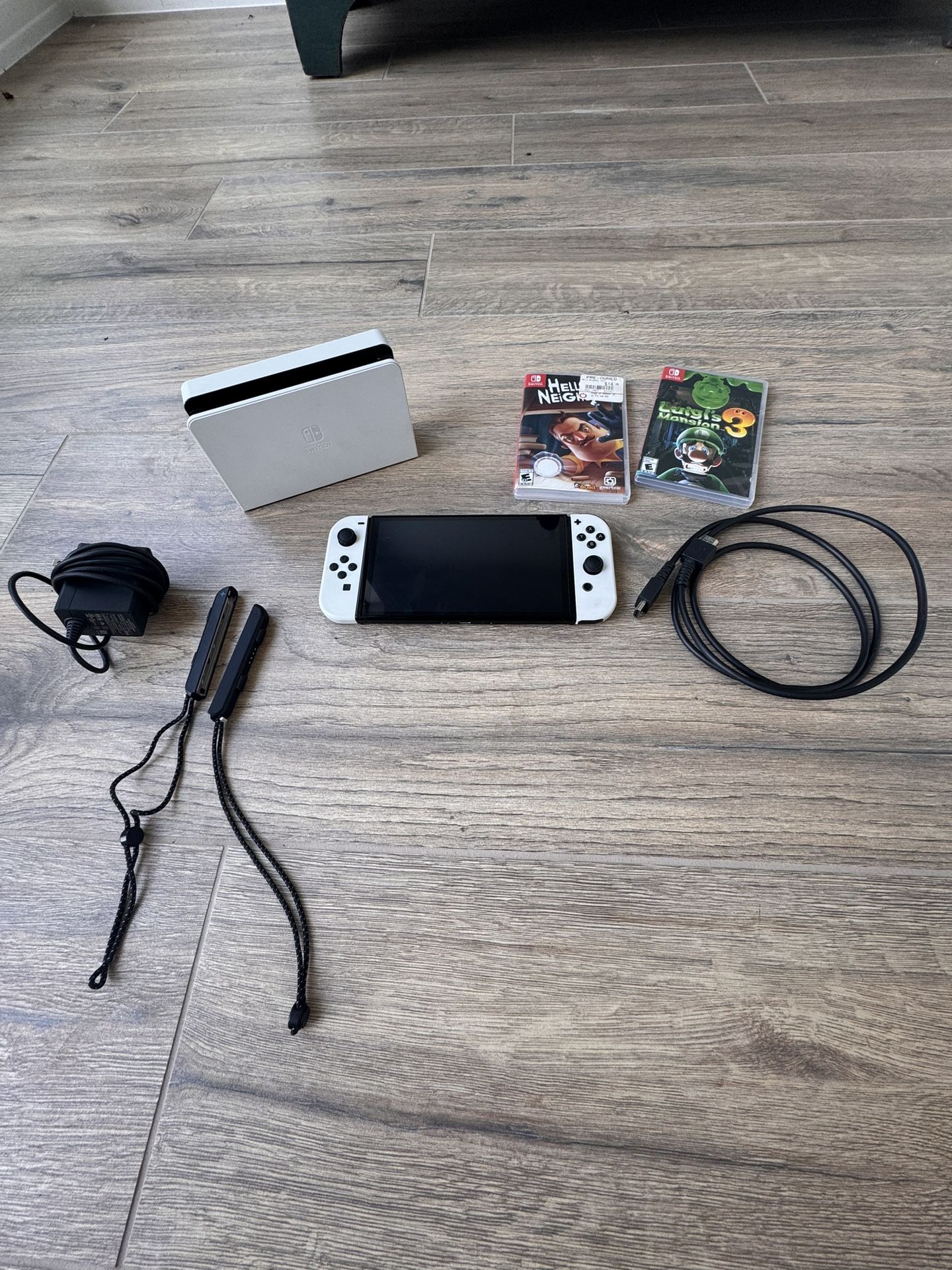 Nintendo Switch + Luigi’s Mansion 3 + Hello Neighbor