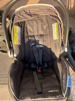 Infant car seat/stroller and car seat base