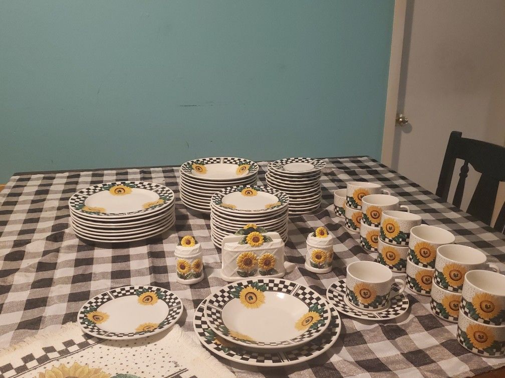 Plates, Sunflowers
