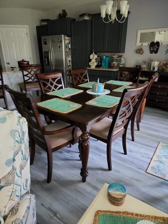Used Table With 2 Armed & 4 Chairs