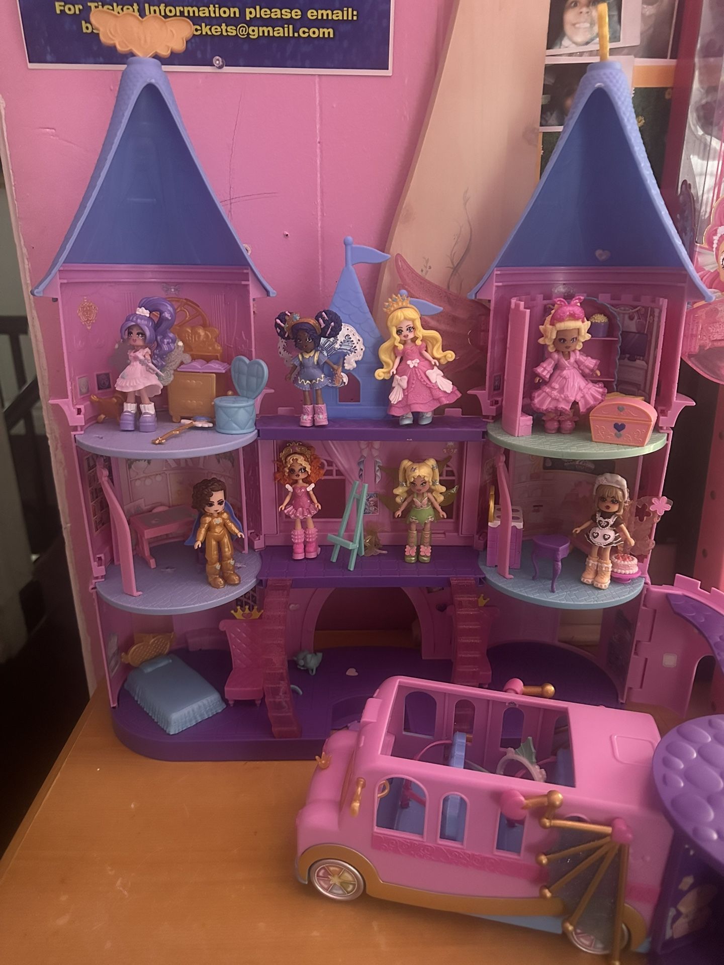 Royal High Castle W Royal High Dolls And Van All Included. (NO CODES)