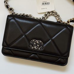 100% AUTHENTIC Bnwt 22S Chanel 19 Quilted Lambskin WOC in Classic Black Wallet on Chain NEW