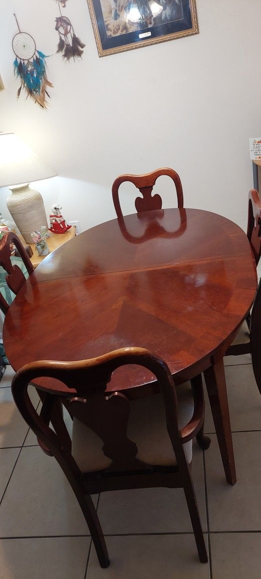 Maple Dining Room Table And 4 Chairs