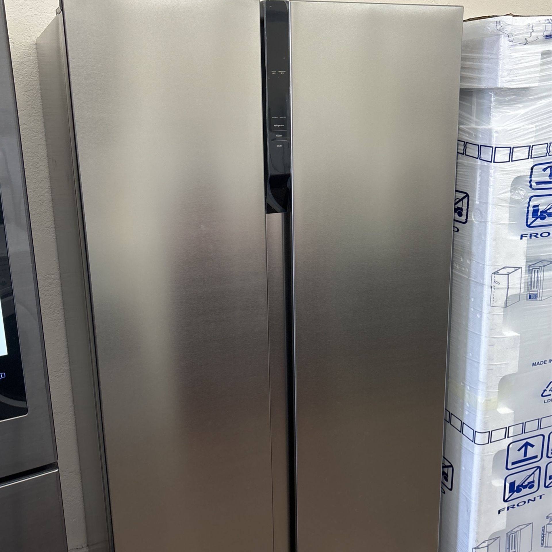 NEW FRIGIDAIRE SIDE BY SIDE STAINLESS STEEL REFRIGERATOR