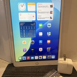 Apple iPad 8th Gen 32GB WiFi 10.2” iPad—Silver complete with Lightning cable and Apple Charger In Excellent 