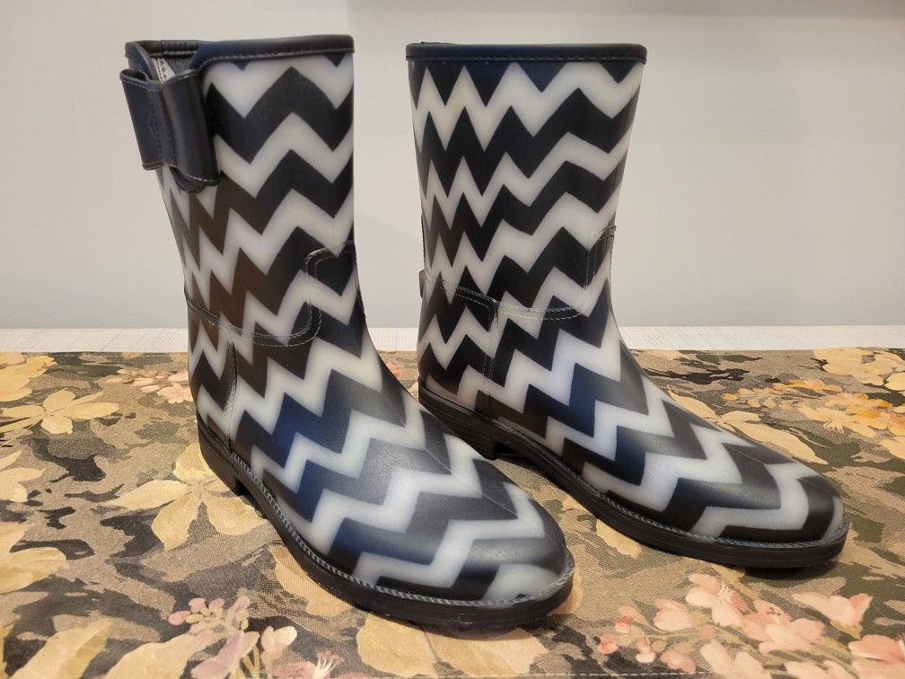 Woman's Opaque And Black Rubber Boots Size 7