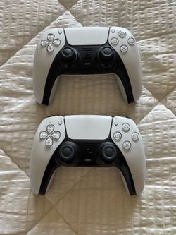 2 PS5 DualSense Wireless Controllers - White
