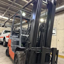 TOYOTA M8 forklift,6600 lb, 3 stage, side shift 