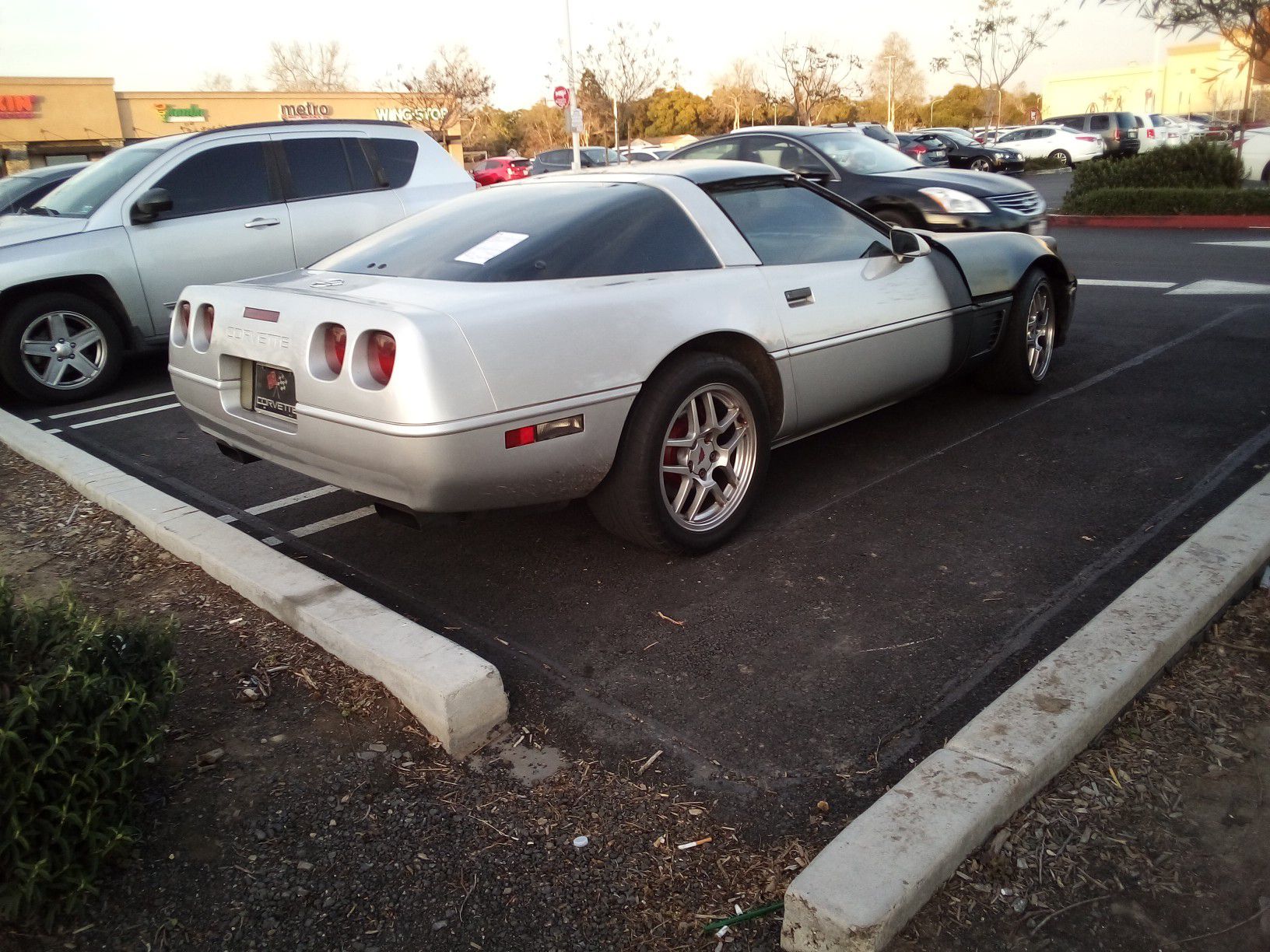 1996 Corvette, Chevy. Only 88,000 miles on it. Very fast and reliable car ,no oil leak s motor is great. $3500 or best offre