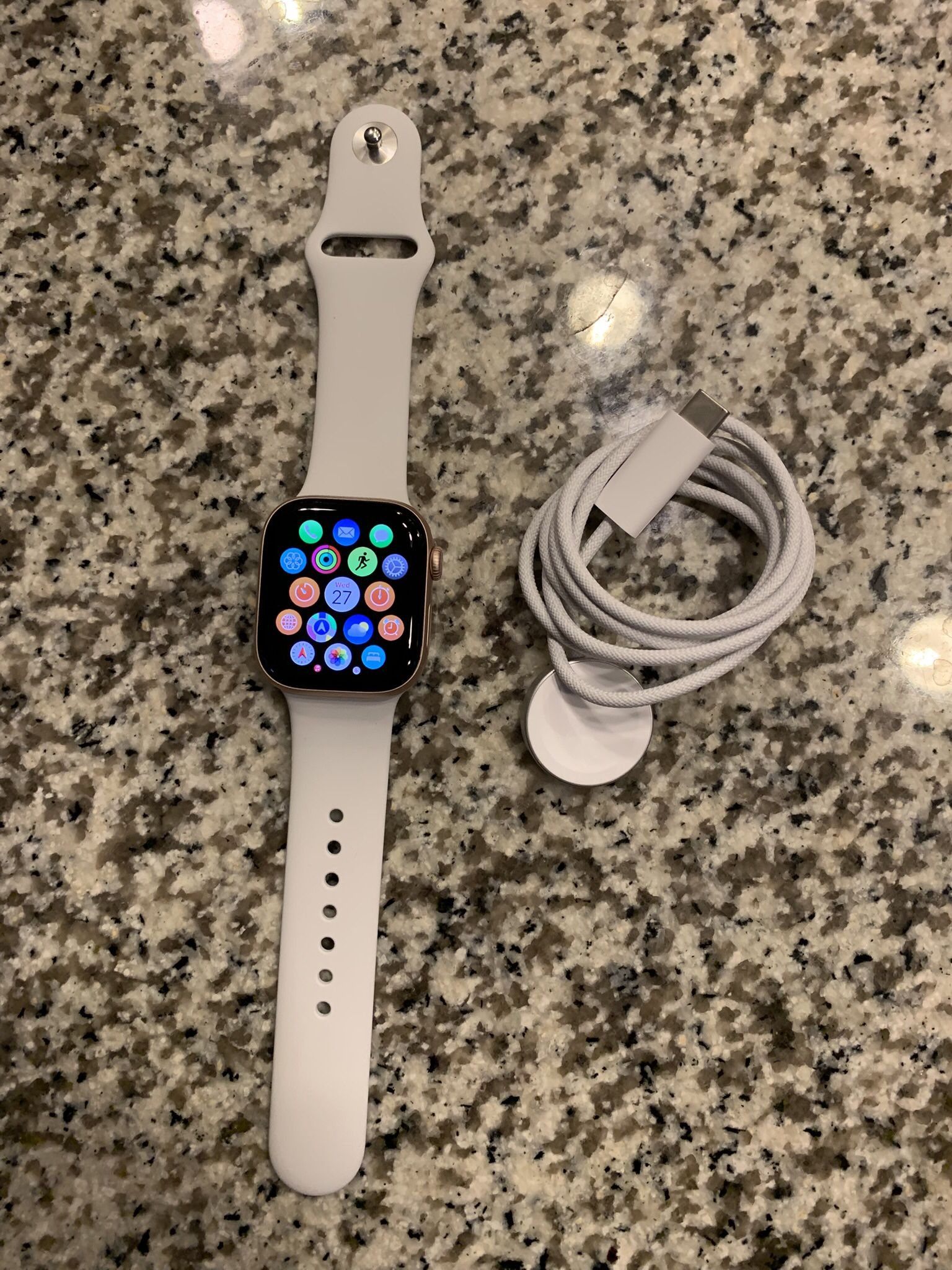 Brand New Apple Watch Series 10 GPS + cellular  42mm Gold with Band And Charger
