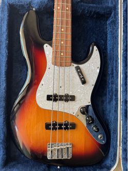 Exceptional Like New 2024 Fender Jazz BASS Pau Ferro