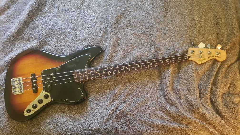 Squier Jaguar Vintage Modified with Bass Boost