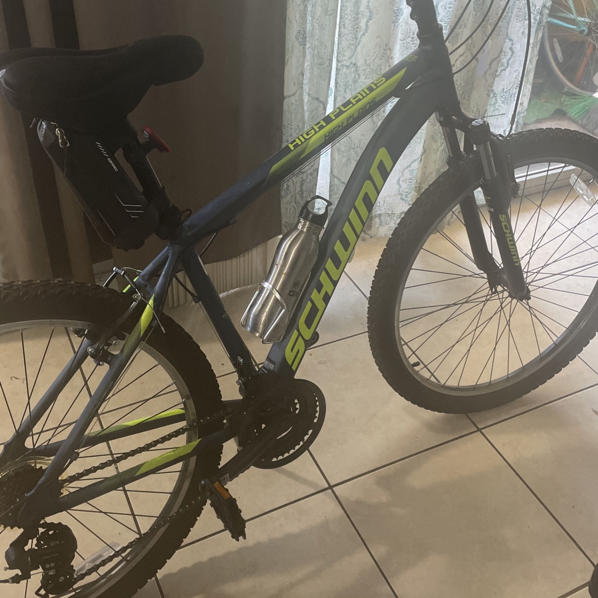 Schwinn Bike High Plains 27.5 In Excellent Conditions
