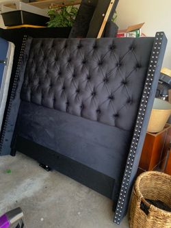 LIKE NEW BLACK QUEEN BED PLATFORM BED FRAME