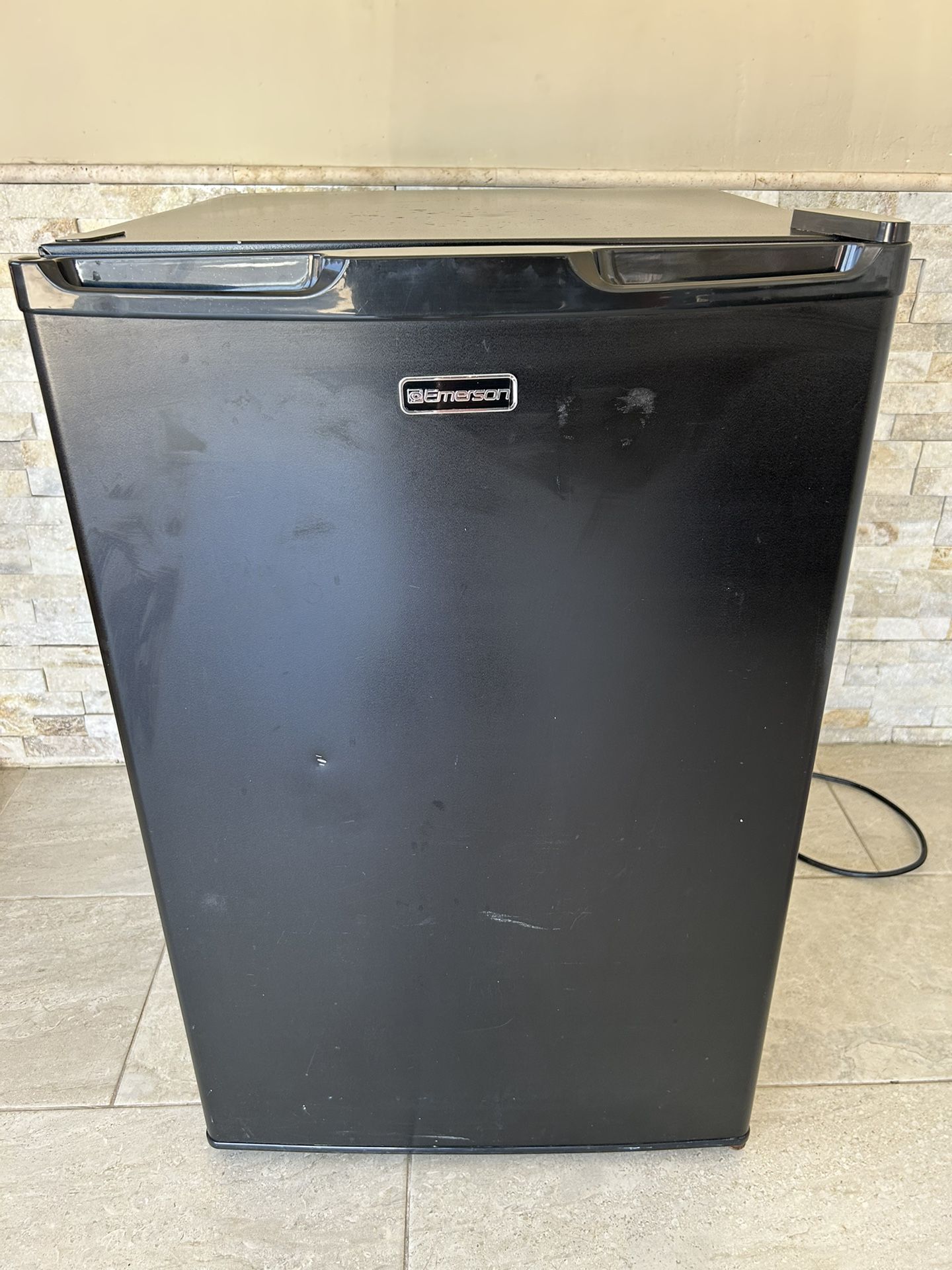 Emerson 4.5 Cu Mini Fridge With Freezer