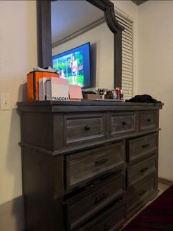 Kng Sz Bd St With Base Good Condition