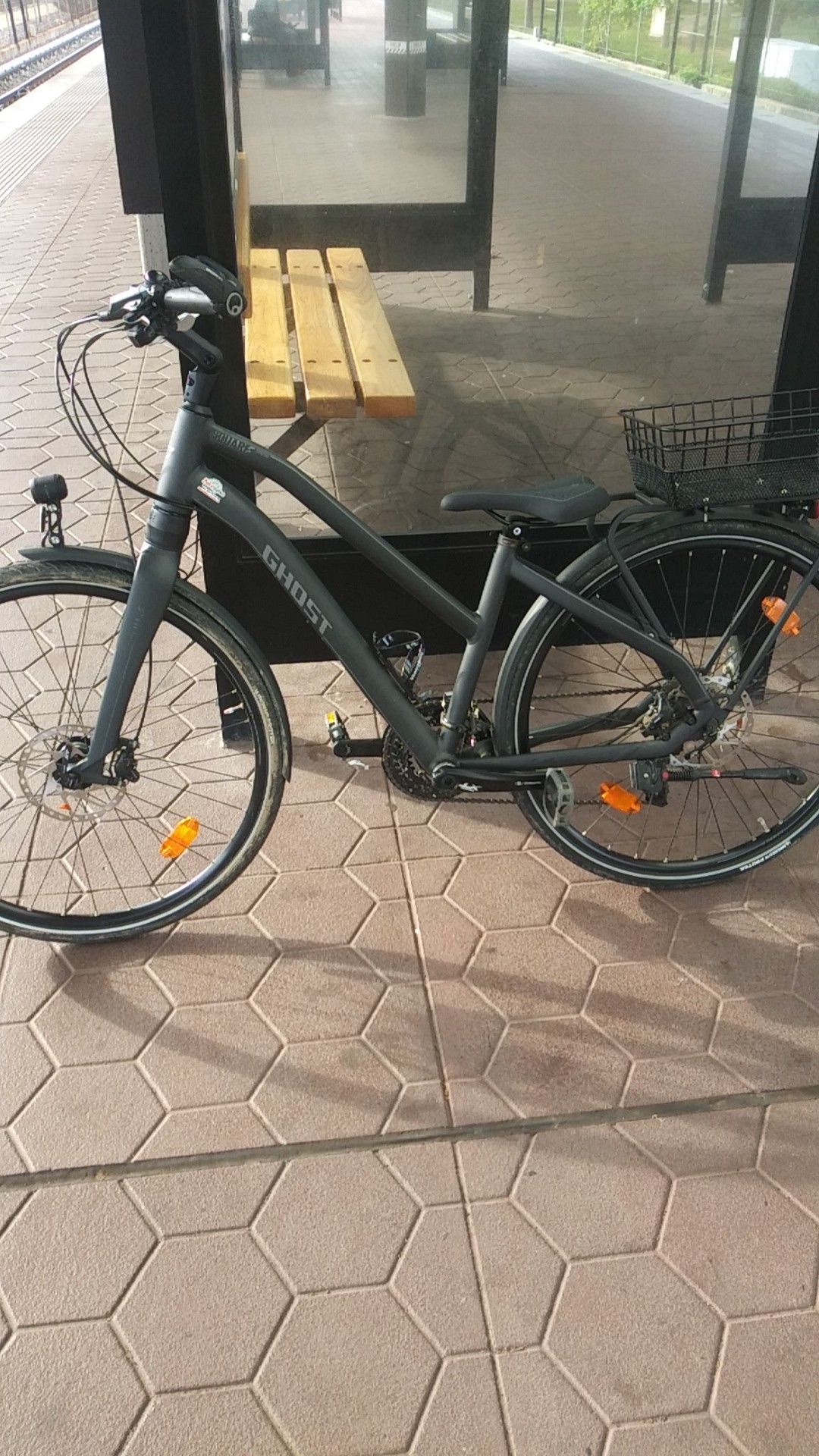 Ghost square trekking bike perfect condition only asking for 350but willing to go lower