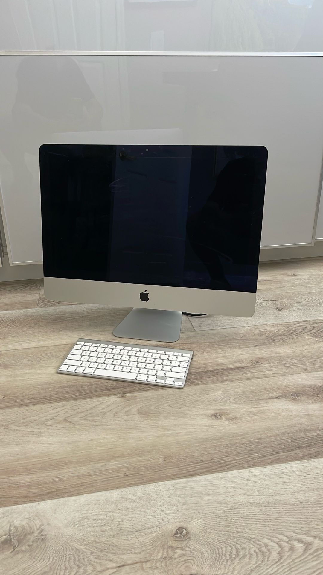iMac 21 Inch With Keyboard.