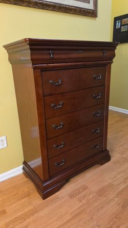 Traditional Brown 6 Drawer Tall Dresser.