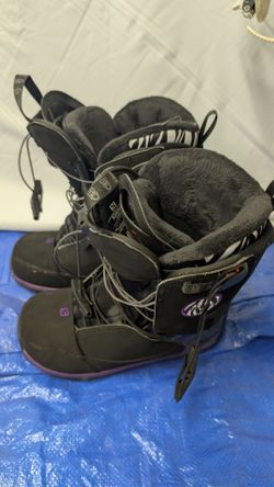 Women's size 6 Solomon snowboard boots