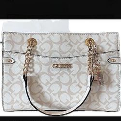 GIVE ME AN OFFER   NEW GUESS PURSE 