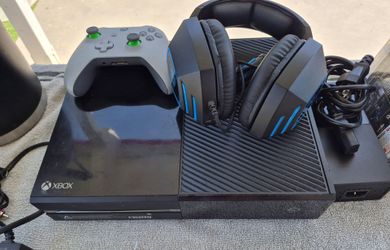XBOX ONE : 500GM + Cables+ 1 Controller