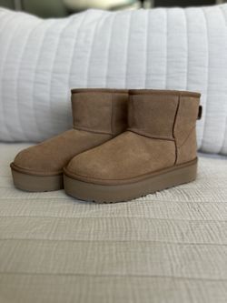 Ugg women’s classic mini platform Size 6