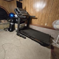 NordicTrack Commercial 2450 Incline Treadmill
