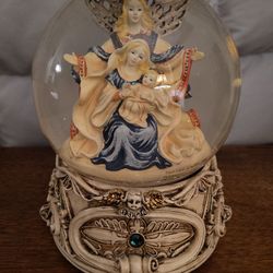 Holiday Home Musical Waterglobe