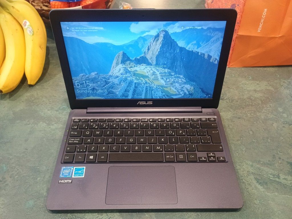 Asus l203n 11.6" chromebook in great condition - just completed factory reset