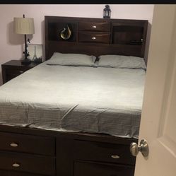 Queen Bedroom Set  With Lots Of Storages In Bed