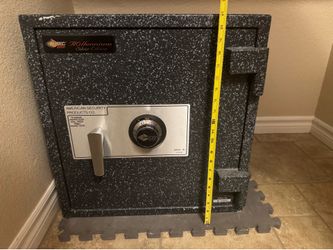 AMSEC American securities Millenium 2000 Silver Edition deadbolt safe with dial, shelf