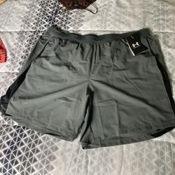 U A Mens Launch Gray XXL Shorts 