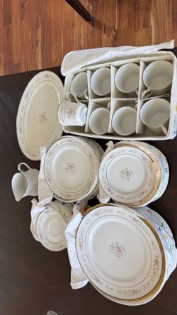 Fine China Set - Lenox bouquet collection Meadow Pinks