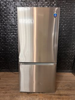 MIDEA REFRIGERATOR w/WARRANTY! R3717A
